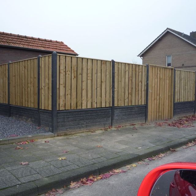 Schutting met betonpalen