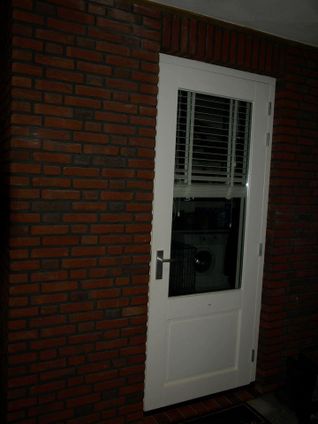 Witte deur met raam