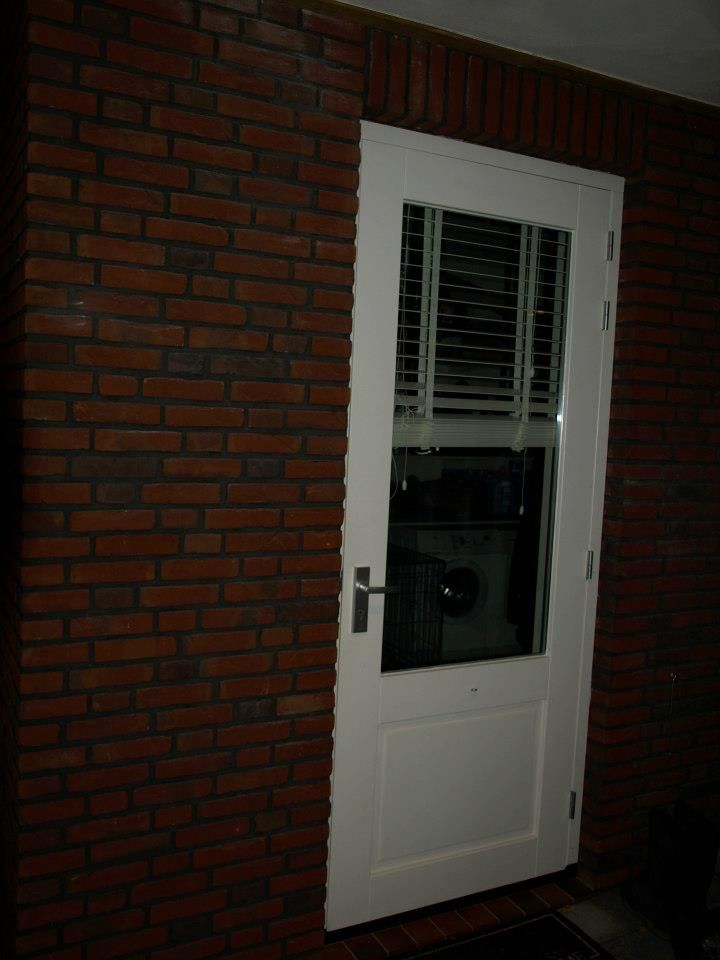 Witte deur met raam