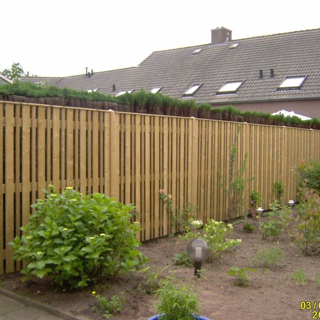 Schutting hardhouten palen